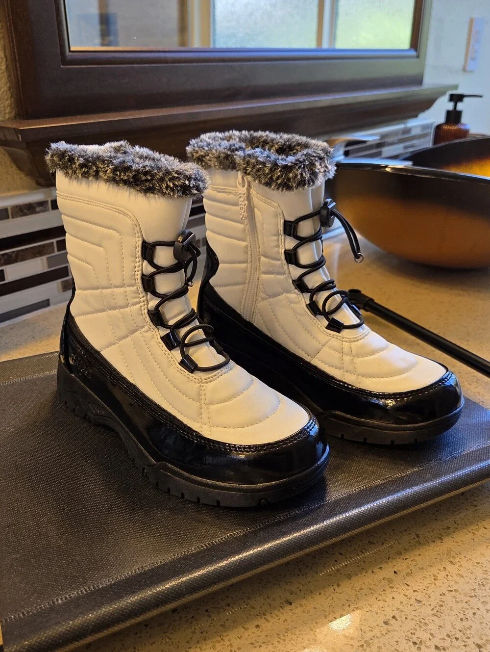 Totes Ella Girls Winter Snow Boots Size 6M White Black Faux Fur Waterproof